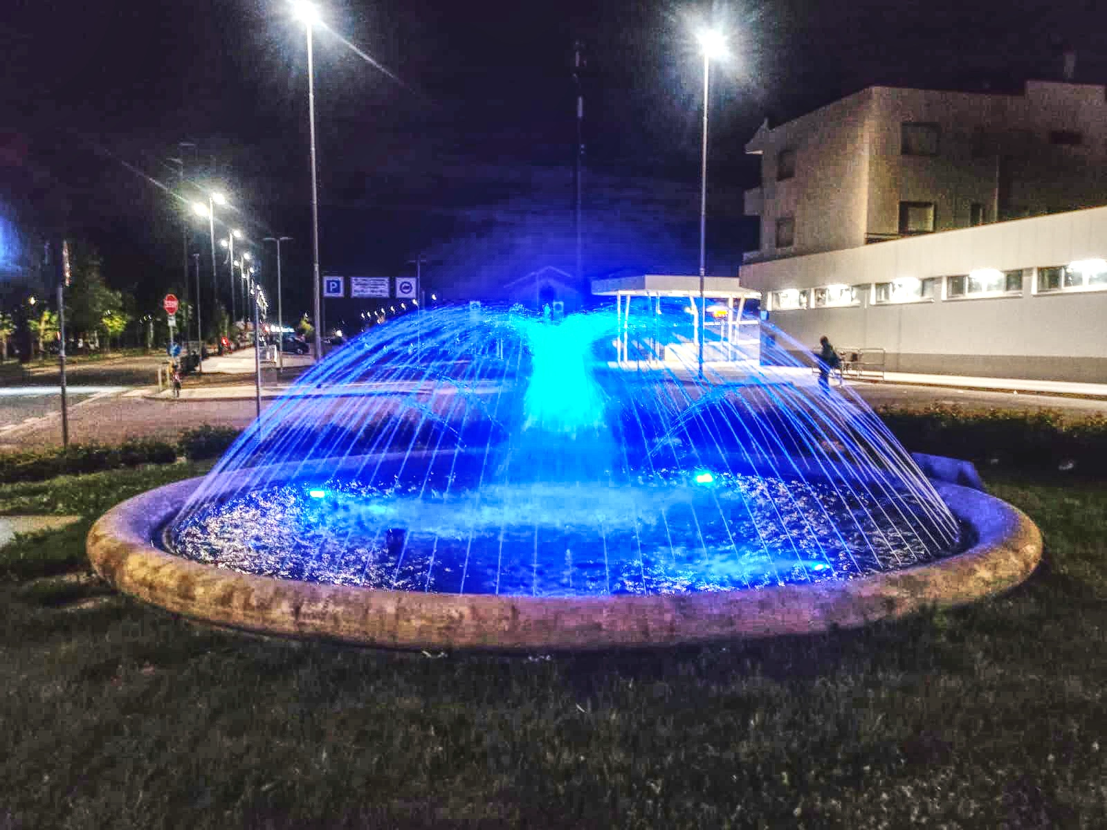 Fontana della stazione illuminata di Blu